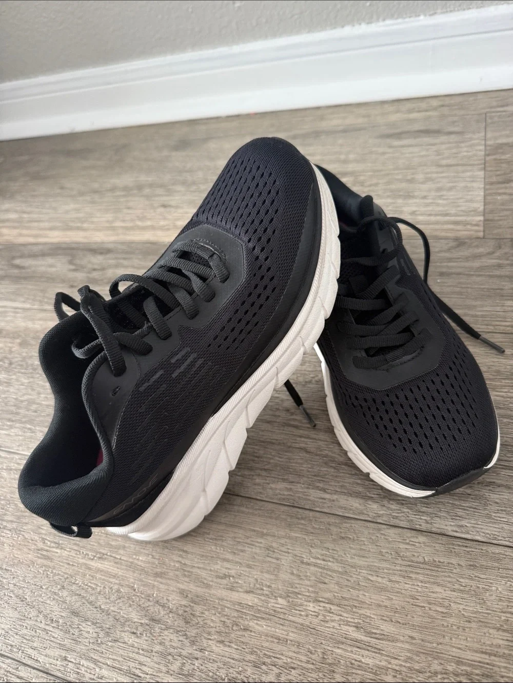 Easy Spirit Men's Black and Pink Cushioned Walking Sneakers
